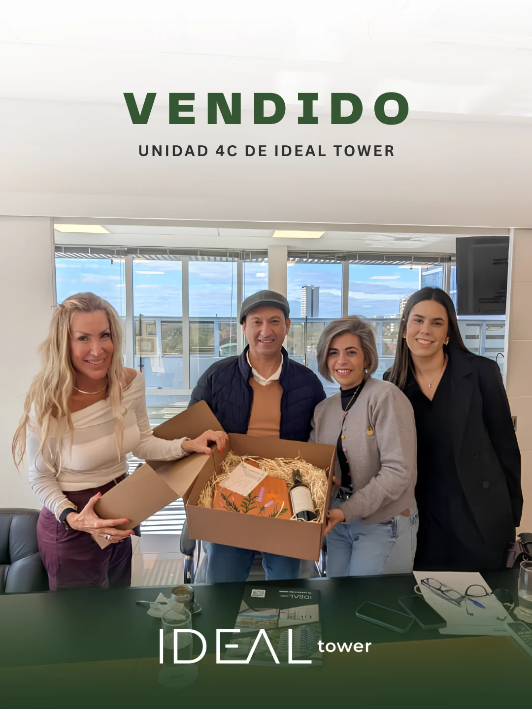 Publicación que celebra la venta de la unidad 4C de Ideal Tower con una fotografía de la entrega.