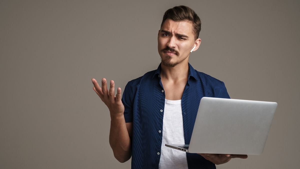 hombre confuso con página web